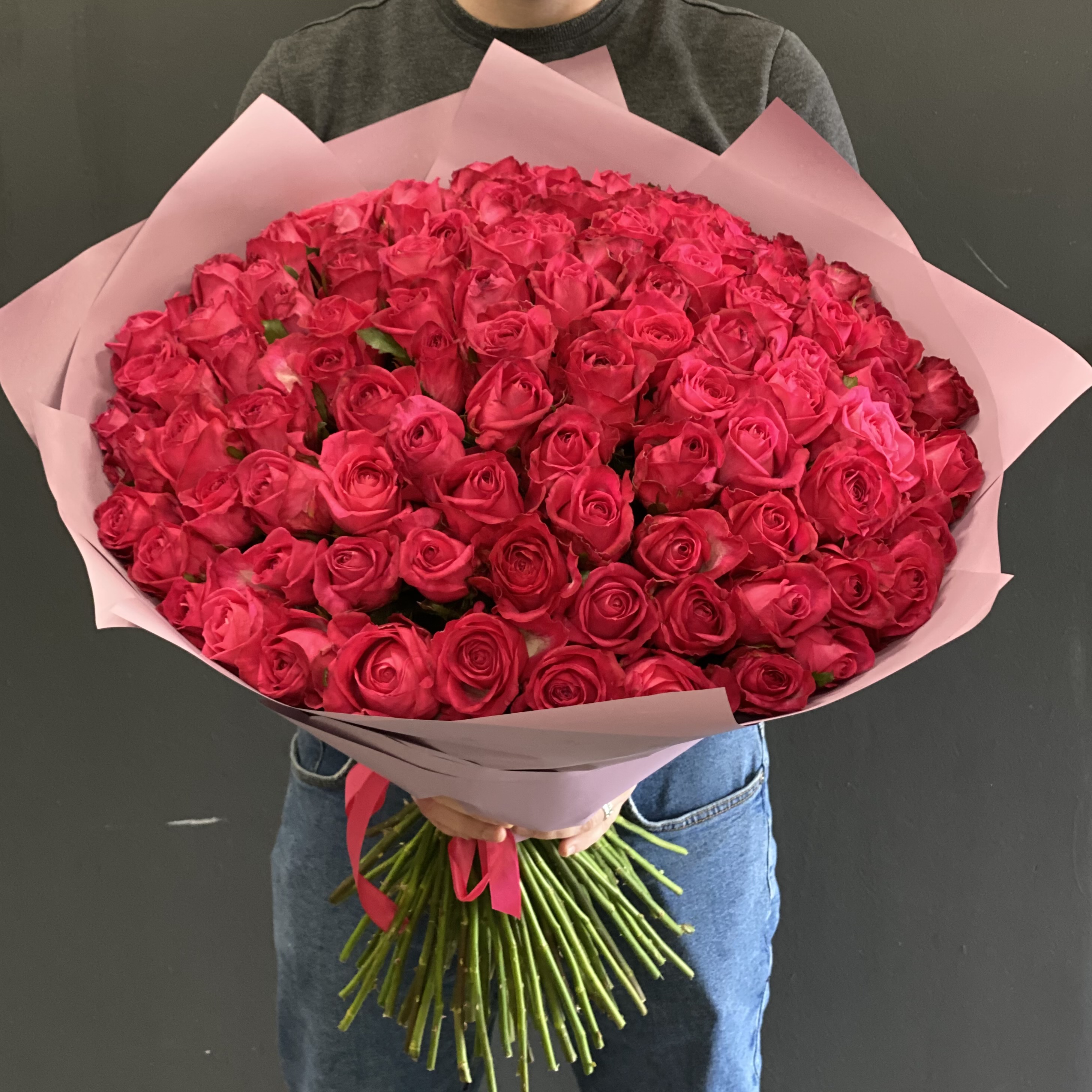 Букет из 101 малиновой розы (60 см)